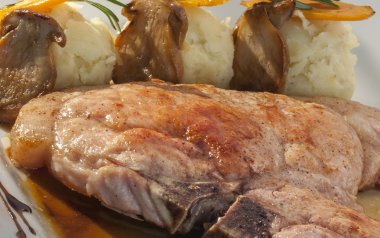 patates püresi ve mantar ile süslenmiş kavrulmuş domuz eti biftek