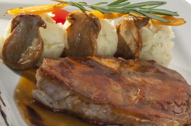 patates püresi ve mantar ile süslenmiş kavrulmuş Dana biftek