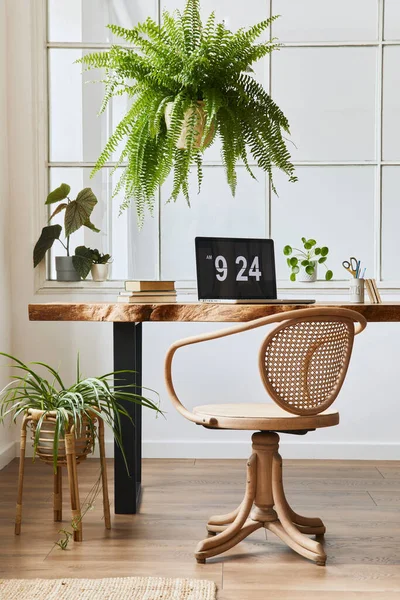 Дизайн Интерьера Домашнего Офиса Стильным Деревянным Столом Красивым Стулом Ноутбуком — стоковое фото