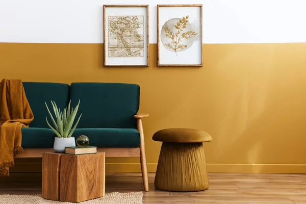 Interior Ruang Tamu Bergaya Skandinavia Dengan Sofa Beludru Hijau Desain — Stok Foto