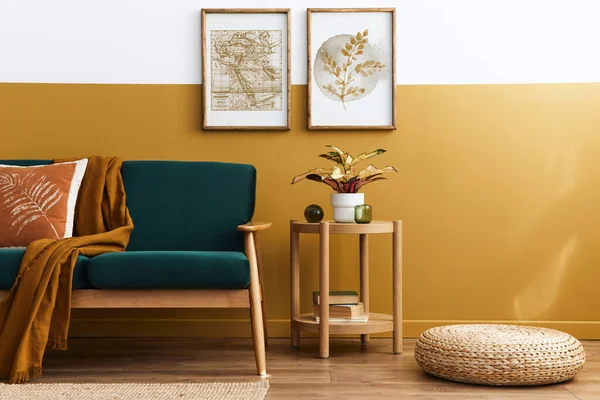 Stylový Skandinávský Interiér Obývacího Pokoje Zelenou Sametovou Pohovkou Zlatým Sáčkem — Stock fotografie