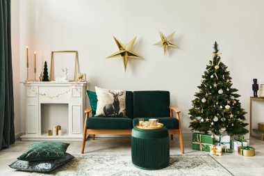 Yeşil kanepe, beyaz baca, Noel ağacı ve çelenk, yıldızlar, hediyeler ve dekorasyonla süslü bir Noel salonu. Aile zamanı. Şablon.