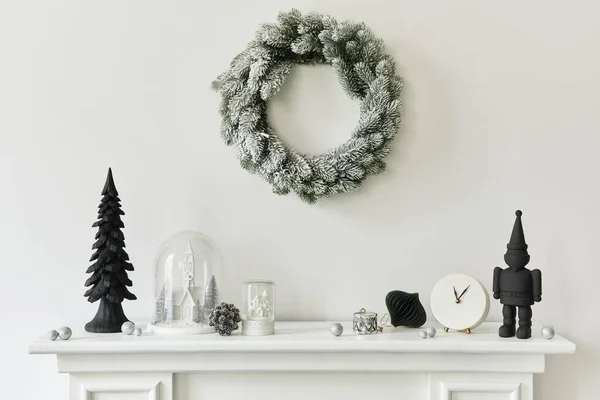 Vánoční Kompozice Bílém Komíně Obývacím Pokoji Interiéru Krásnou Výzdobou Vánoční — Stock fotografie