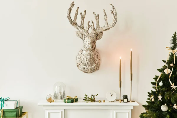 Composição Natal Chaminé Branca Interior Sala Estar Com Bela Decoração — Fotografia de Stock