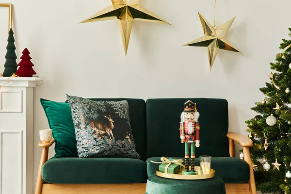 Elegante Sala Estar Natal Interior Com Sofá Verde Chaminé Branca — Fotografia de Stock