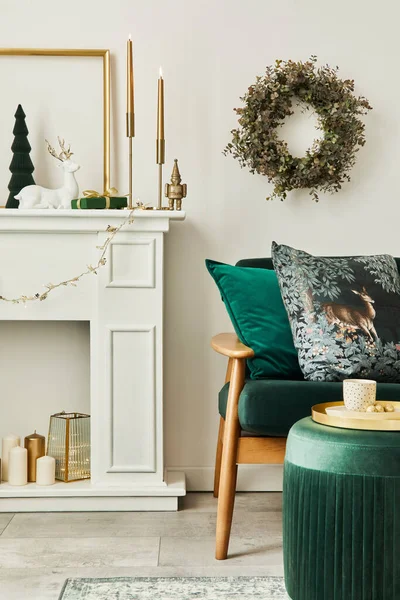 Stilvolles Weihnachtliches Wohnzimmer Mit Grünem Sofa Weißem Kamin Weihnachtsbaum Und — Stockfoto