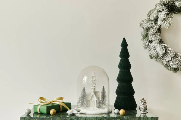 Weihnachtskomposition Mit Schöner Dekoration Weihnachtsbaum Und Kranz Hirschen Geschenken Und — Stockfoto