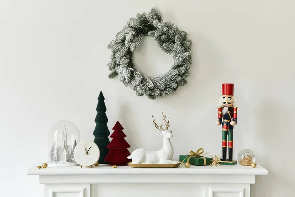 Composição Natal Chaminé Branca Interior Sala Estar Com Bela Decoração — Fotografia de Stock