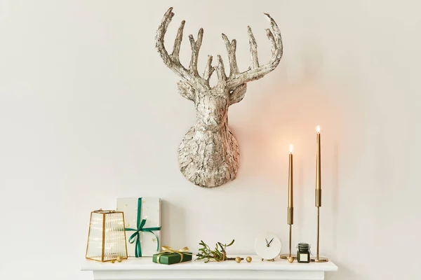 美しい装飾が施されたリビングルームのインテリアで白い煙突のクリスマスの組成 クリスマスツリーと花輪 キャンドル コピースペース テンプレート — ストック写真
