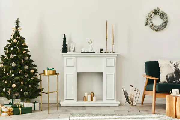 Stilvolles Weihnachtliches Wohnzimmer Mit Grünem Sofa Weißem Kamin Weihnachtsbaum Und — Stockfoto