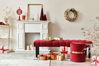 Dekorasyonlu Noel kompozisyonu, Noel ağacı, hediyeler, kar ve ev dekorasyonundaki aksesuarlar. Uzayı kopyala Beyaz ve kırmızı. Şablon.