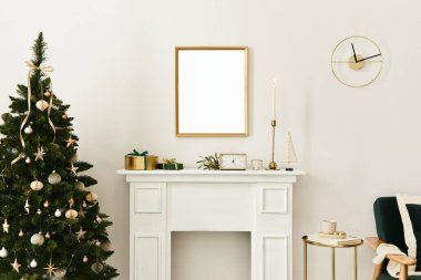 Altın kaplamalı Noel kompozisyonu poster çerçevesi, beyaz baca ve dekorasyon. Noel ağaçları ve çelenkler, mumlar, yıldızlar, ışık ve zarif aksesuarlar. Şablon.