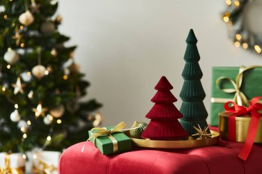 Dekorasyonlu Noel kompozisyonu, Noel ağacı, ev dekorunda hediyeler ve aksesuarlar. Uzayı kopyala Beyaz ve kırmızı. Şablon.