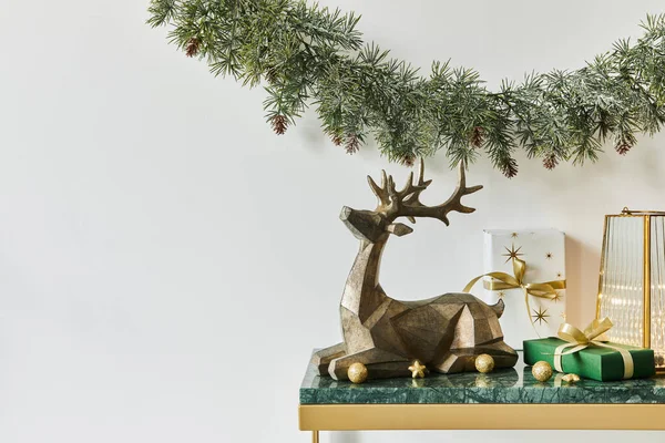 Güzel Süslemeli Noel Kompozisyonu Noel Ağacı Çelenk Geyik Hediye Aksesuarlar — Stok fotoğraf