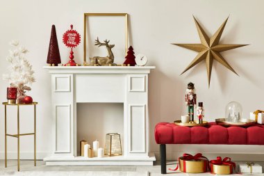 Dekorasyonlu Noel kompozisyonu, Noel ağacı, hediyeler, kar ve ev dekorasyonundaki aksesuarlar. Uzayı kopyala Beyaz ve kırmızı. Şablon.