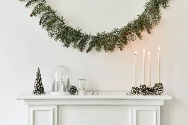 Oturma Odasının Tarafındaki Beyaz Bacada Güzel Dekorasyonlu Noel Kompozisyonu Noel — Stok fotoğraf