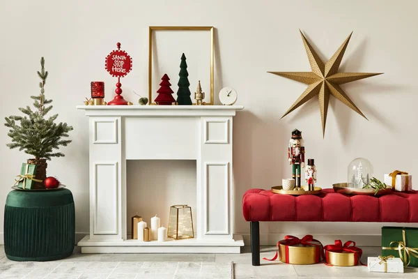 Stylová Vánoční Kompozice Obývacím Pokoji Interiéru Bílým Komínem Vánoční Stromeček — Stock fotografie