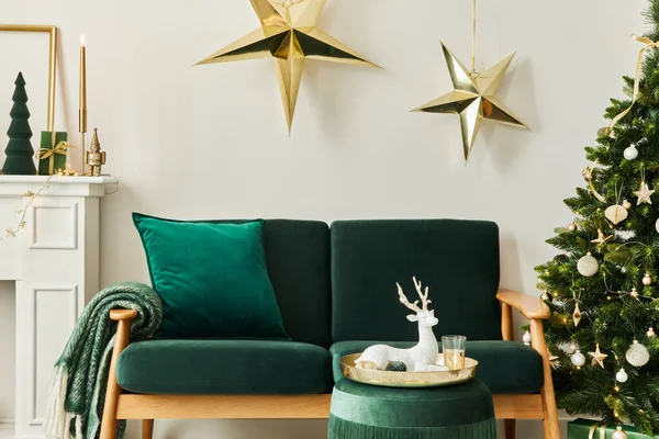 Interior Ruang Tamu Bergaya Natal Dengan Sofa Hijau Cerobong Putih — Stok Foto