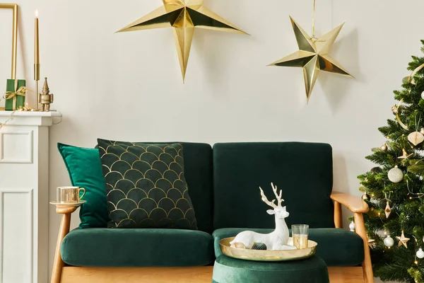 緑のソファ 白い煙突 クリスマスツリーと花輪 贈り物や装飾とスタイリッシュなクリスマスリビングルームのインテリア 家族の時間だ テンプレート — ストック写真