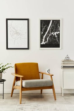 Oturma odasının arka ve minimalist kompozitonu, tasarım koltuğu, poster haritası, lamba, dekorasyon, beyaz duvar ve kişisel aksesuarlar. Şablon. Modern ev dekorasyonu.