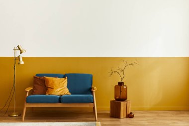 Şık kadife kanepe, gazete standı, halı, dekorasyon, fotokopi alanı, yastık ve zarif kişisel aksesuarlarla donatılmış rahat bir iç mekan. Klasik evdeki modern oturma odası. Şablon.