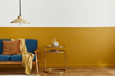 Modern tarz iç dekorasyonu olan eşsiz bir oturma odası. Tasarım koltuğu, zarif altın sehpa, fotokopi masası, vazodaki çiçekler, dekorasyon ve ev dekorasyonunda pesonal aksesuarlar. Şablon.