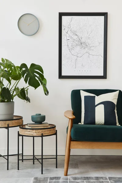 緑のソファ コーヒーテーブル モックアップポスターマップ カーペットや個人的なアクセサリーとホームインテリアの近代的なレトロなコンセプト リビングルームのスタイリッシュな家の装飾 — ストック写真