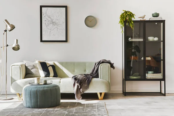 Elegante Loft Interior Con Sofá Verde Puf Diseño Maqueta Mapa —  Fotos de Stock