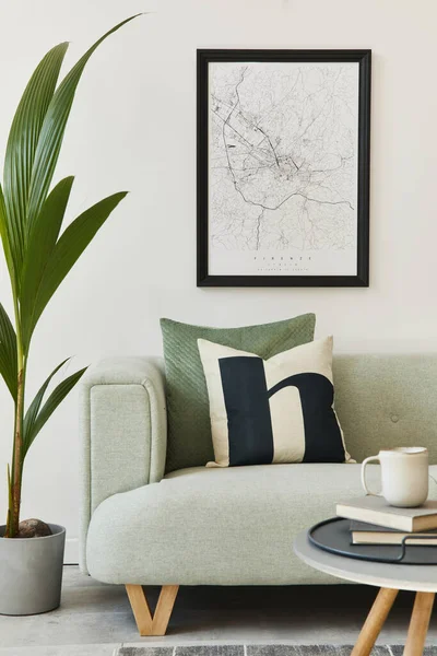 緑のソファとスタイリッシュなロフトインテリア デザインのPouf ポスターマップをモックアップ カーペット 装飾やエレガントなアクセサリー 現代の家の装飾 テンプレート — ストック写真