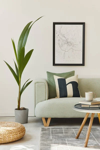 独特的阁楼内部与绿色舒适的沙发 设计家具 模型海报地图 装饰和优雅的配件 客厅里的现代家居装饰 白墙模板 — 图库照片