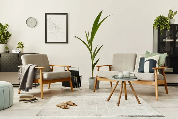デザインソファ アームチェア コーヒーテーブル モックアップポスターマップ カーペットやパーソナルアクセサリーと家庭のインテリアの近代的なレトロなコンセプト リビングルームのスタイリッシュな家の装飾 — ストック写真