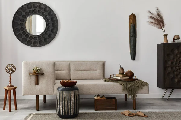 Moderne Ethnische Wohnzimmereinrichtung Mit Design Chaiselongue Rundspiegel Möbeln Teppich Dekoration — Stockfoto