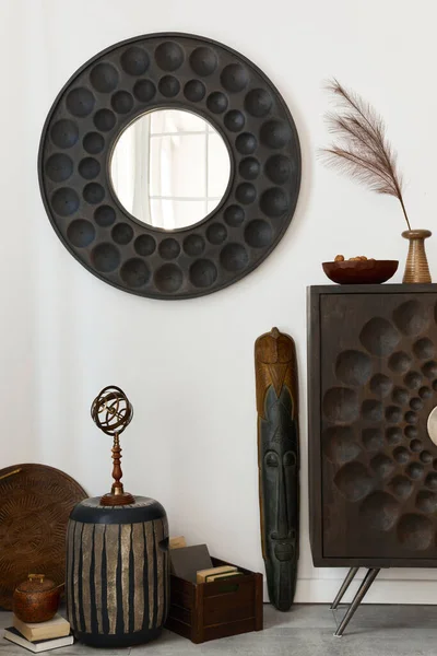 Interiérový Design Etnického Obývacího Pokoje Moderním Zbožím Kulatým Zrcadlem Výzdobou — Stock fotografie