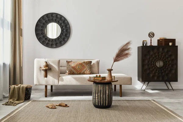 Interiérový Design Etnického Obývacího Pokoje Moderním Zbožím Kulatým Zrcadlem Výzdobou — Stock fotografie