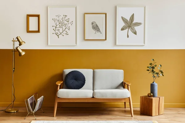 独具特色的现代风格室内客厅 配有设计沙发 典雅的木制立方体 造型海报 花瓶中的花朵 家居装饰装饰中的装饰品和悲观饰品 — 图库照片