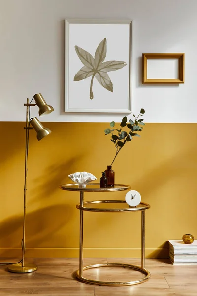 Unikátní Obývací Pokoj Moderním Stylu Interiéru Designovou Pohovkou Elegantním Zlatým — Stock fotografie