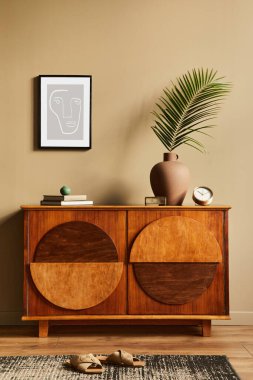 Tarafsız oturma odasının şık klozeti, vazoda tropikal yaprağı duvarda, halıda, dekorasyonda, saat ve modern ev dekorunda kişisel aksesuarları olan iç tasarımı. Şablon.