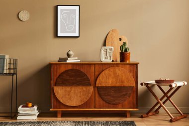 Tasarım ahşap klozet, dışkı, tencerede kaktüs, eşsiz dekorasyon, halı, poster çerçevesi ve zarif kişisel aksesuarları olan şık bir iç tasarım. Klasik evdeki modern oturma odası.