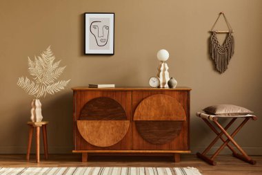 Tasarım ahşap klozet, tabure, vazoda kurutulmuş çiçekler, eşsiz dekorasyon, halı, poster çerçevesi ve zarif kişisel aksesuarlar. Klasik evdeki modern oturma odası.