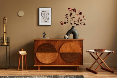 Tasarım ahşap klozet, tabure, vazoda kurutulmuş çiçekler, eşsiz dekorasyon, halı, poster çerçevesi ve zarif kişisel aksesuarlar. Klasik evdeki modern oturma odası.