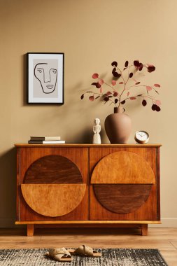 Tarafsız oturma odasının iç tasarımı şık klozet, vazoda kurumuş çiçek, duvarda poster, halı, dekorasyon, saat ve modern ev dekorunda kişisel aksesuarlar. Şablon.