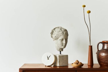 Şık meşe klozeti, tasarım dekorasyonu vazoda kurumuş çiçekler, saat, fotokopi alanı ve zarif kişisel aksesuarları olan İskandinav iç mimarisi. Klasik evdeki tarafsız oturma odası. Şablon.