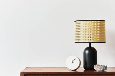 Şık meşe klozeti, tasarım dekorasyonu, saat, fotokopi alanı ve zarif kişisel aksesuarları olan İskandinav iç mimarisi. Klasik evdeki tarafsız oturma odası. Şablon.