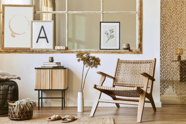Şık rattan koltuklar, tasarım mobilyaları, kurutulmuş çiçekler, poster çerçeveleri, ahşap döşemeler, dekorasyon ve zarif kişisel aksesuarlarla eşsiz bir oturma odası. Modern ev. Şablon.