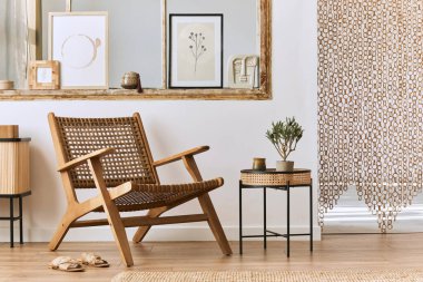 Dizayn koltuğu, tahta tabure, eski pencere, vazoda kurumuş çiçekler, kahverengi poster çerçevesi, dekorasyon ve zarif kişisel aksesuarlarla modern oturma odası kompozisyonu. Şablon.