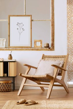 Şık rattan koltuklar, tasarım mobilyaları, kurutulmuş çiçekler, poster çerçeveleri, ahşap döşemeler, dekorasyon ve zarif kişisel aksesuarlarla eşsiz bir oturma odası. Modern ev. Şablon.