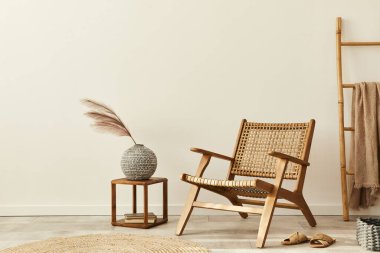 Ahşap koltuklu, kahve masalı, mobilyalı, rattan dekorasyonlu ve zarif kişisel aksesuarlı bir oturma odası tasarımı. Uzay beyaz duvarını kopyala. Şablon.