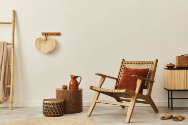 Ahşap koltuklu, kahve masalı, mobilyalı, rattan dekorasyonlu ve zarif kişisel aksesuarlı bir oturma odası tasarımı. Uzay beyaz duvarını kopyala. Şablon.