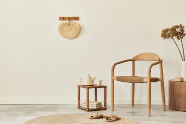 Tarafsız oturma odası konsepti, tasarım ahşap sandalye, yuvarlak halı, vazoda kurumuş çiçekler, tabure, terlik, dekorasyon ve zarif kişisel aksesuarlar. Şablon. Boşluğu kopyala.