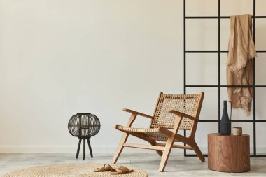 İç dizayn koltuğu, çatı katı duvarı, tabure, dekorasyon ve zarif kişisel aksesuarlarla modern oturma odası kompozisyonu. Boşluğu kopyala, beyaz arka plan duvarı. Şablon.